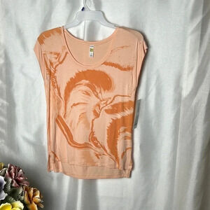 LOLE ALEXANDRA peach orange abstract design on t shirt with cap  sleeve , scoop